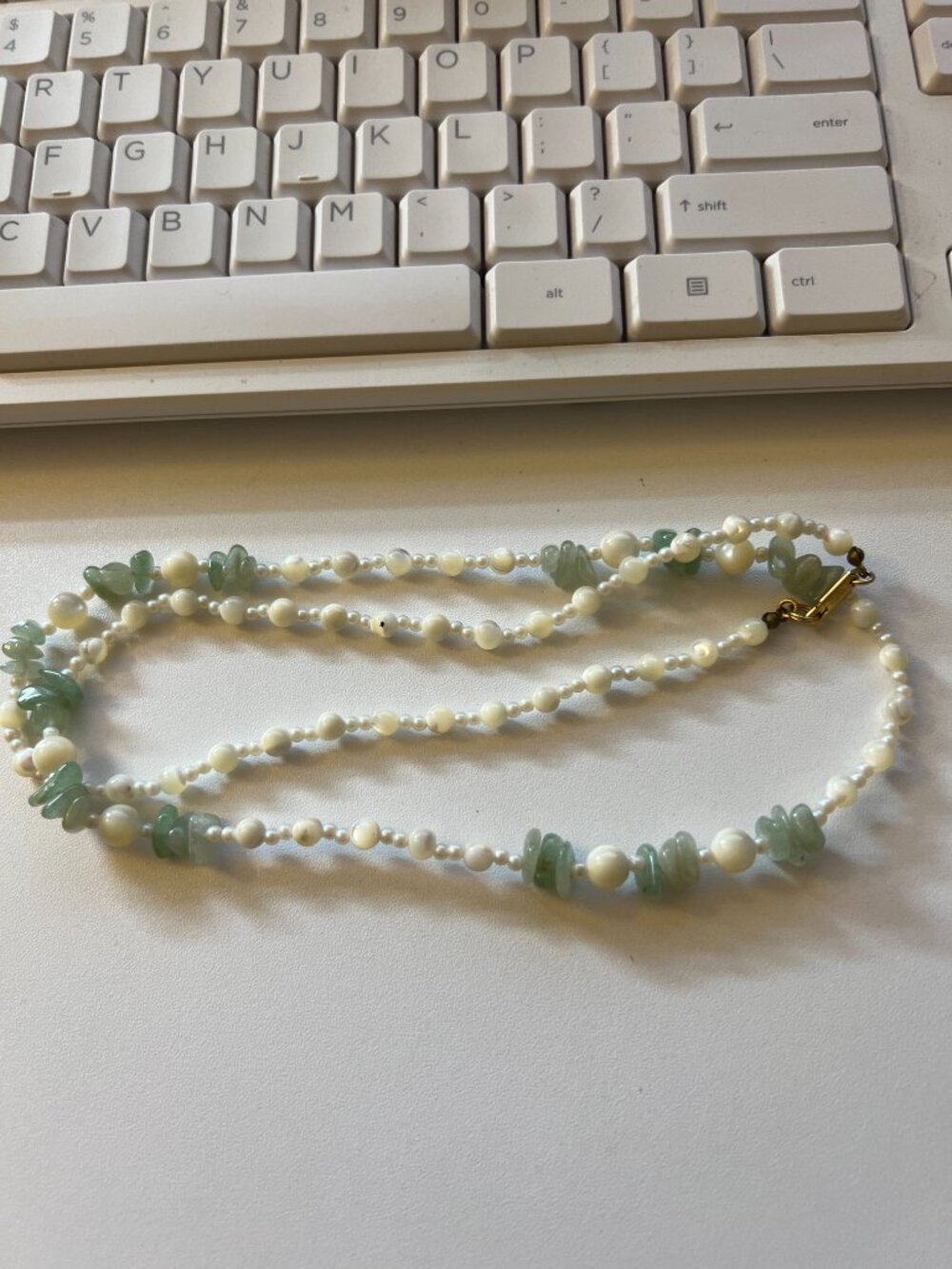 Dauplaise Green & White Beaded Necklace – Patent 3427891 – Like New